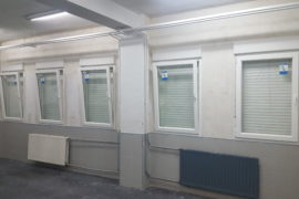 Instalación de ventanas de PVC y puerta de vidrio