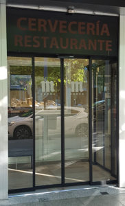Instalación de puerta automática para restaurante bar en Leganés
